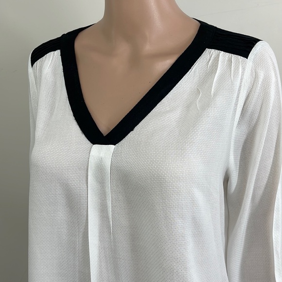 Elle White Pullover Flowy V-Neck Textured Blouse - Picture 2 of 16